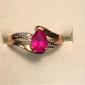 10k Yellow Gold Women's Size 6, pear shaped Ruby